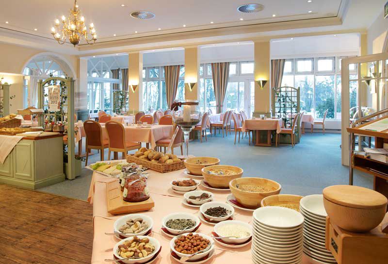 Parkrestaurant Hotel Hohe Wacht, Tische mit Tischdecken, im Vordergrund Frühstück eingedeckt