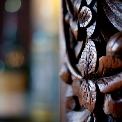 Whiskeylounge Hotel Hohe Wacht, Nahaufnahme Whiskeyschrank Schnitzereien