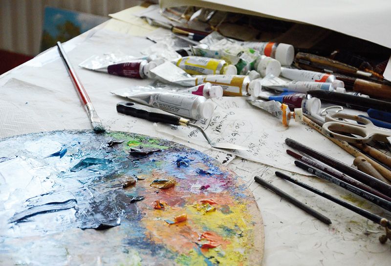 Aktivitäten Hotel Hohe Wacht, Ateliers und Galerien, Nahaufnahme Tisch in einem Atelier mit Pinseln, Farbtuben, Mischpalette, Malutensilien