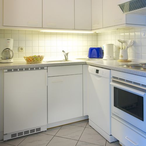 1-Zimmer-Komfortappartement, Küche mit Wasserkocher, Kaffeemaschine, Geschirrspüler, Cerankochfeld, Mikrowellen-Backgrill