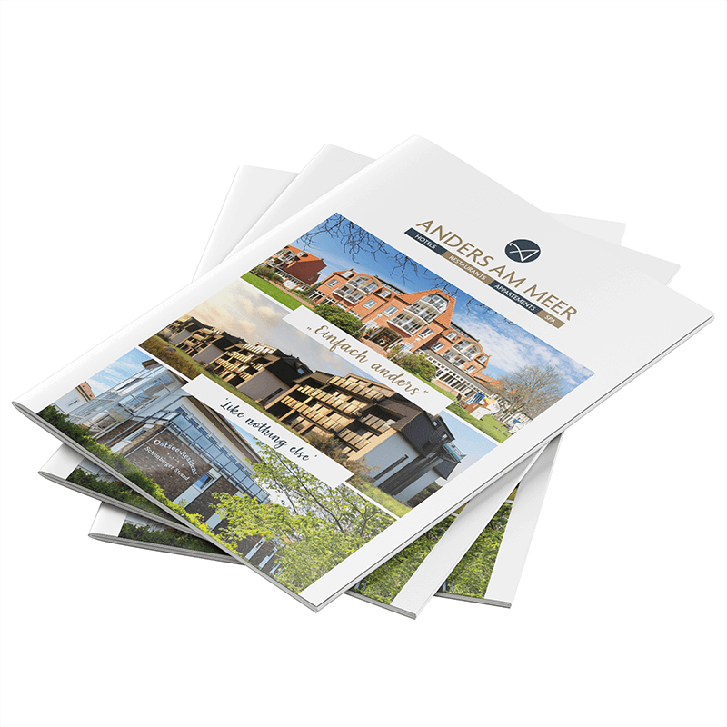 Ansicht Prospekt Titel Imagebroschüre Anders am Meer, 3 Exemplare übereinander versetzt gelegt