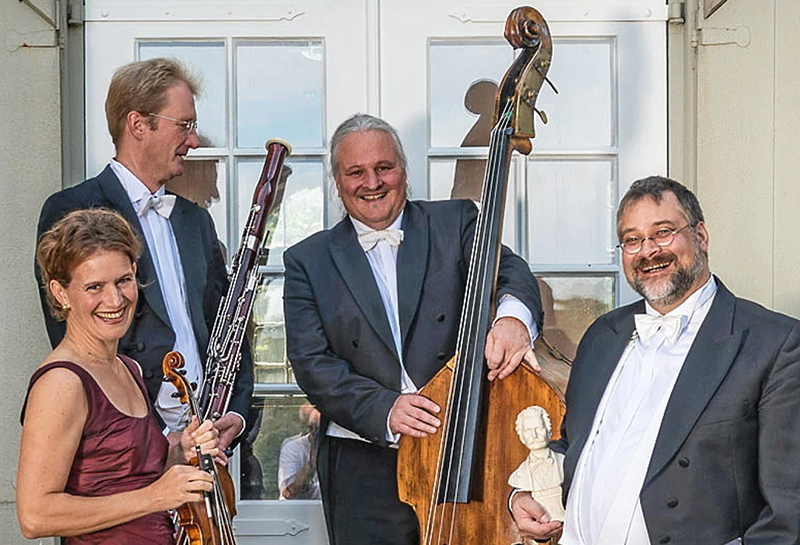 das Ensemble Wagners Soloquartett mit den Instrumenten vor einem Eingangsbereich