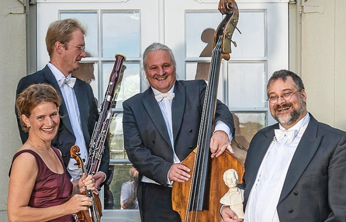 das Ensemble Wagners Soloquartett mit den Instrumenten vor einem Eingangsbereich