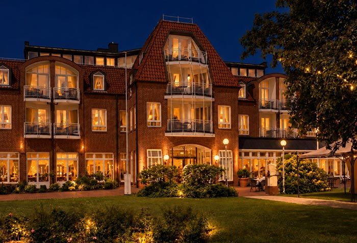 Festlich beleuchtetes Hotel Hohe Wacht am Abend