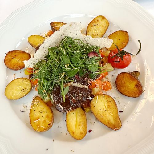 Speisekarte Parkrestaurant Hohe Wacht, Teller mit Gallowaybraten und Kartoffelhälften