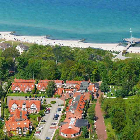 Hotelanlage Hotel Hohe Wacht von oben in Vogelperspektive mit der blauen Ostsee und der Flunder im Hintergrund