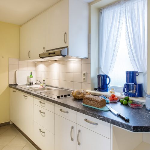 2-Zimmer-Ferienwohnung Küche mit Küchenzeile, Spüle, Cerankochfeld mit Dunstanzughaube, Wasserkocher, Kaffeemaschine
