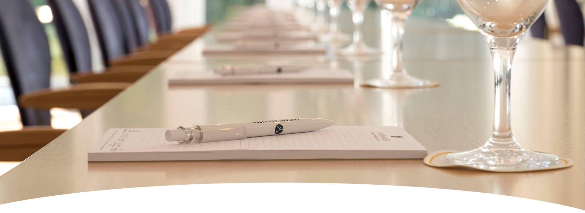 Fokus auf einen Schreibblock mit Anders am Meer Kugelschreiber sie liegen auf einem Tisch in den Tagungsräumen