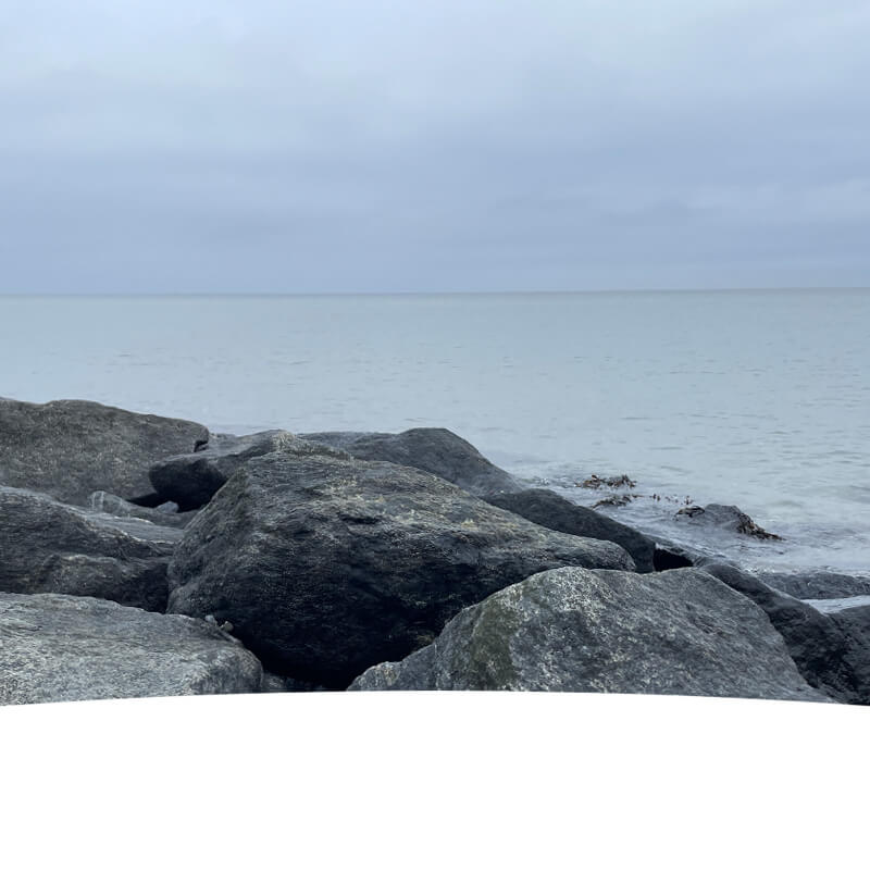 Blick auf die Hohwachter Ostsee mit großen Steinen in Vordergrund